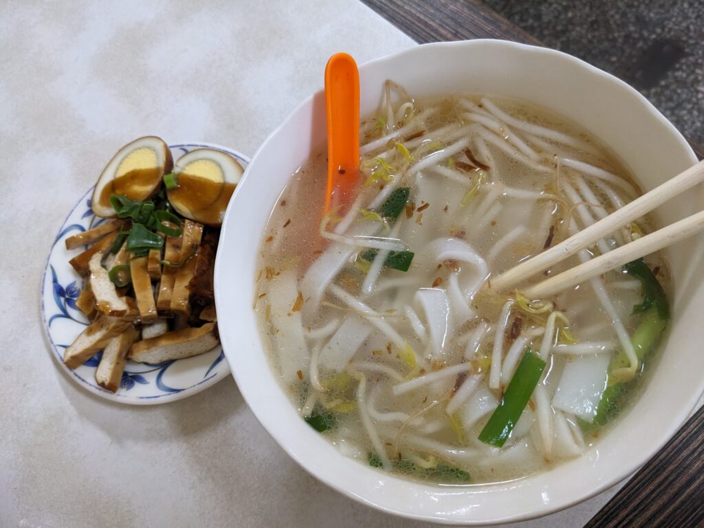 大碗湯陽春麵和滷味小菜